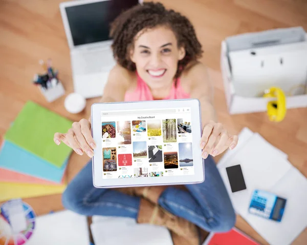 Zakenvrouw tonen van haar tablet — Stockfoto