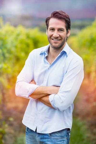 Retrato de un hombre con fondo de vid — Foto de Stock