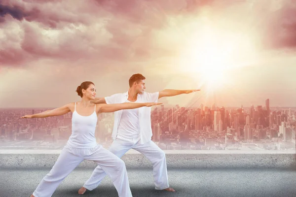 Couple doing yoga — Stock Photo, Image