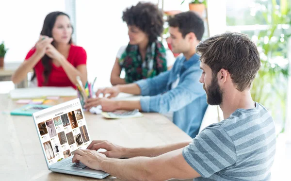 Uomo d'affari casuale digitando sul suo computer portatile — Foto Stock