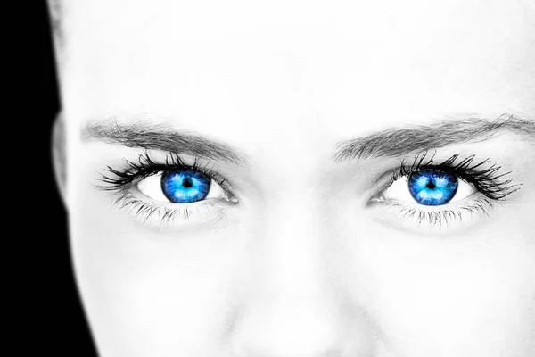 Weibliche blaue leuchtende Augen — Stockfoto