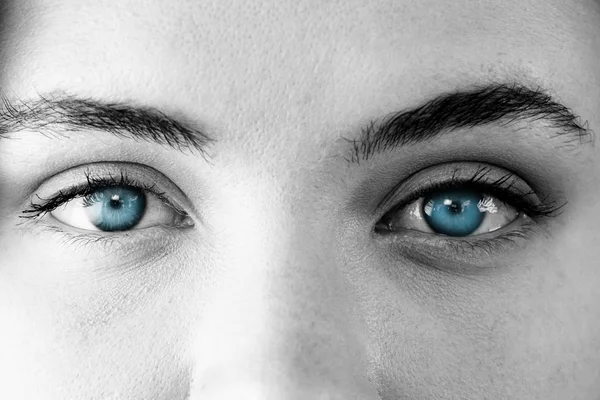 Weibliche blaue leuchtende Augen — Stockfoto