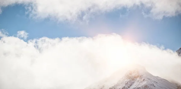 Vârf de munte acoperit cu nori — Fotografie, imagine de stoc