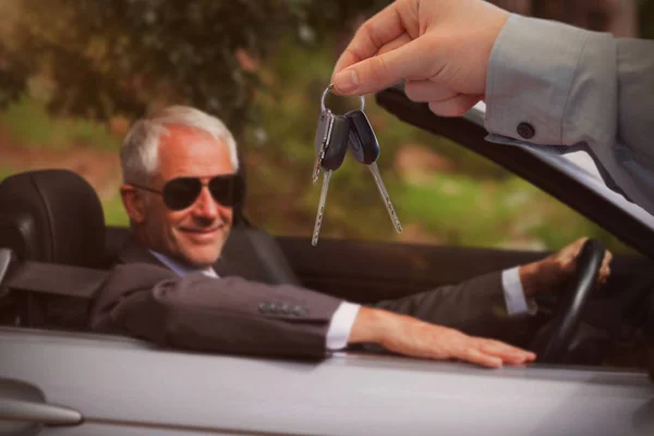 Депардье вручает ключи от машины клиенту — стоковое фото