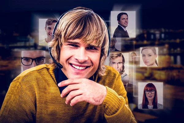 Hipster homem de negócios usando fone de ouvido — Fotografia de Stock