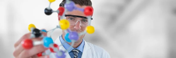 Científico que sostiene la estructura molecular — Foto de Stock