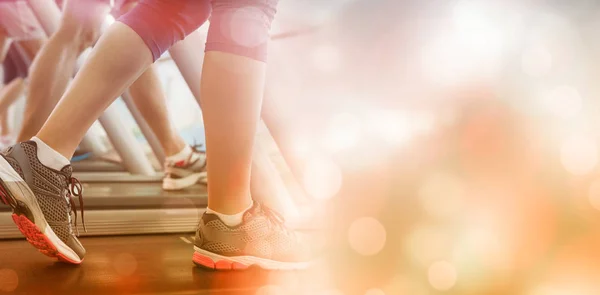 Persone che lavorano sui tapis roulant — Foto Stock