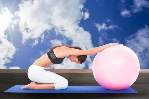 Mujer haciendo ejercicio con pelota de fitness — Foto de Stock