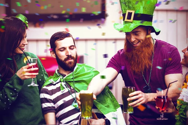 Amigos celebrando st patricks da — Foto de Stock