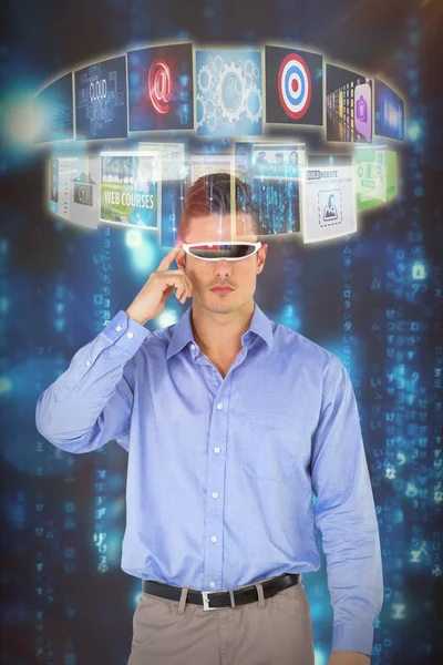 Ember használja a virtuális szemüvegek — Stock Fotó