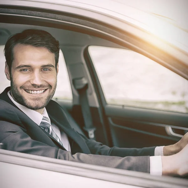 Mannen sitter i bilen — Stockfoto