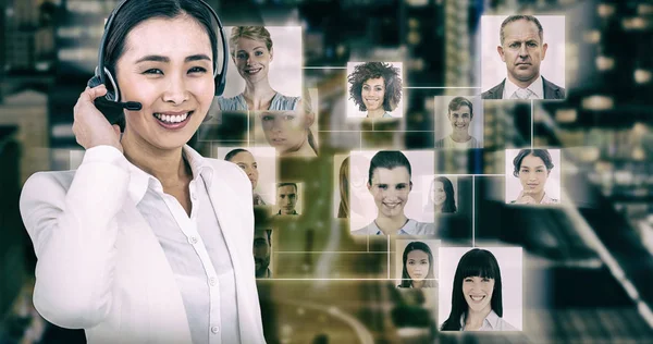 Glimlachende zakenvrouw via headset — Stockfoto