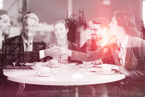 Business mensen handshaking tijdens bijeenkomst — Stockfoto