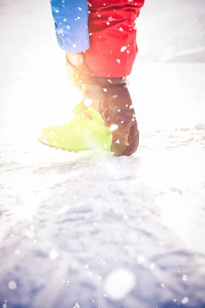 Esquiador amarrando sua pulseira de inicialização — Fotografia de Stock