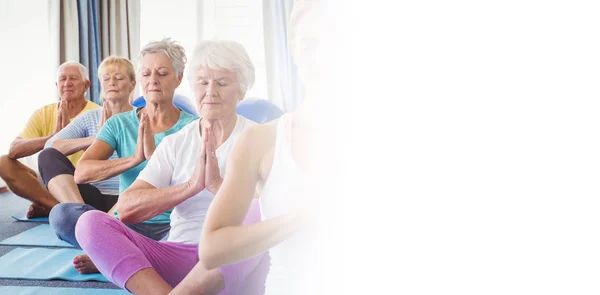 Vista frontal de las personas mayores relajándose con instructor de fitness —  Fotos de Stock