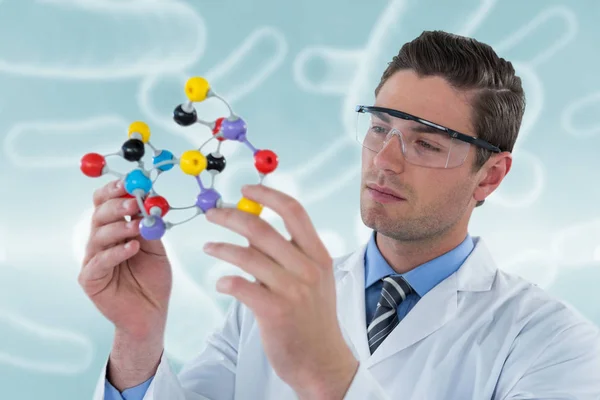 Cientista segurando a estrutura da molécula — Fotografia de Stock