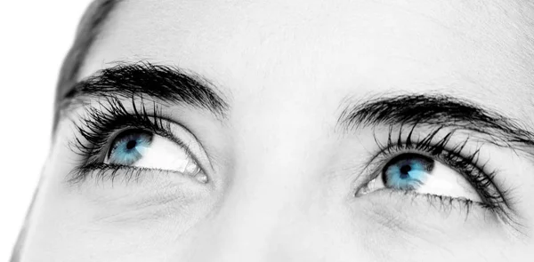Weibliche blaue leuchtende Augen — Stockfoto