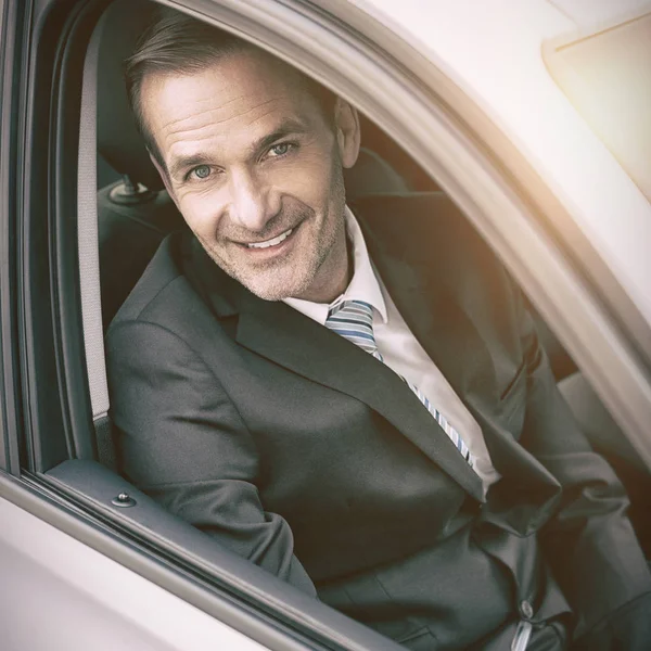 Mannen sitter i bilen — Stockfoto