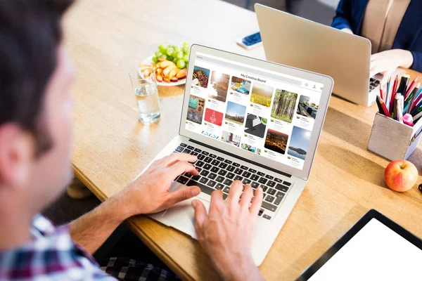 Hombre usando ordenador portátil — Foto de Stock