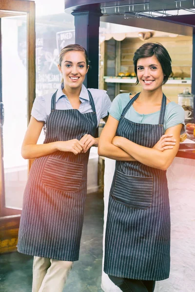 Dükkanda güzel garsonlarla portresi — Stok fotoğraf