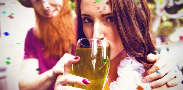 Woman holding grön pint — Stockfoto