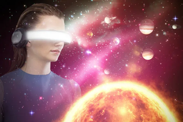 Femeia care folosește căști de realitate virtuală — Fotografie, imagine de stoc