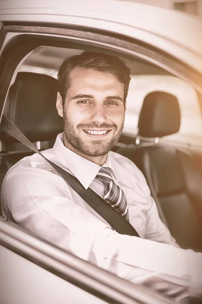Бизнесмен, сидящий за рулем — стоковое фото