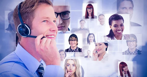 Schöner Agent mit Headset — Stockfoto