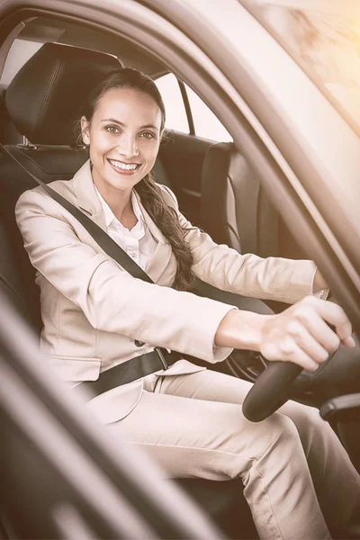 Bastante mujer de negocios sonriendo y conduciendo — Foto de Stock