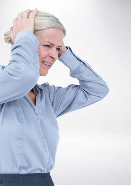Mujer estresada contra fondo gris —  Fotos de Stock