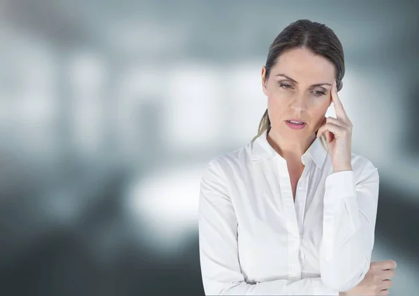 Droevig teleurgesteld zakenvrouw tegen wazig grijze achtergrond — Stockfoto