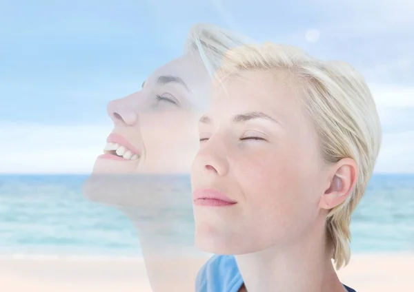 Mujer Meditando paz feliz por el mar — Foto de Stock