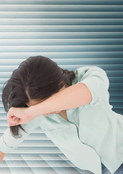 Verdriet nood verkerende vrouw tegen blauwe achtergrond — Stockfoto