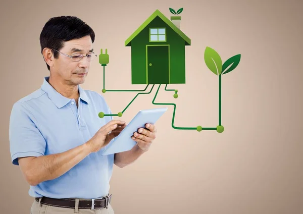 Людина з планшетом і зеленим будинком графіка — стокове фото
