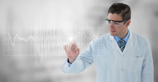 Hombre con bata de laboratorio y gafas apuntando al gráfico blanco —  Fotos de Stock