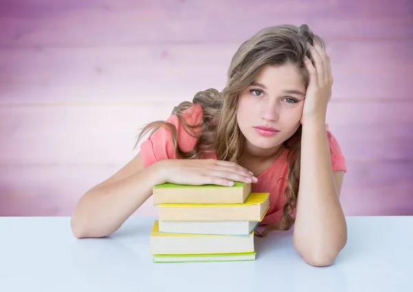 Vrouw met boeken op Bureau — Stockfoto