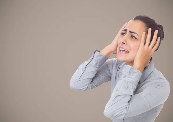 Mujer estresada con fondo marrón — Foto de Stock