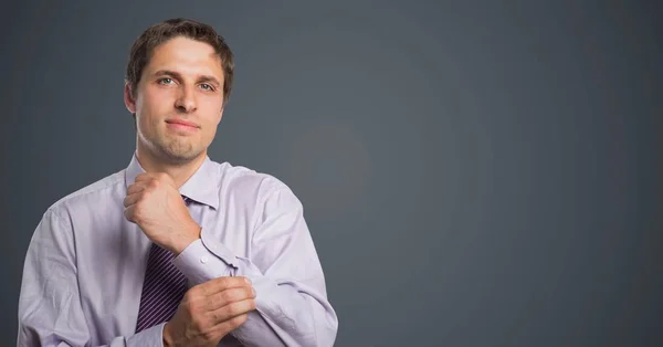 Homem de camisa lavanda segurando braço contra fundo cinza — Fotografia de Stock