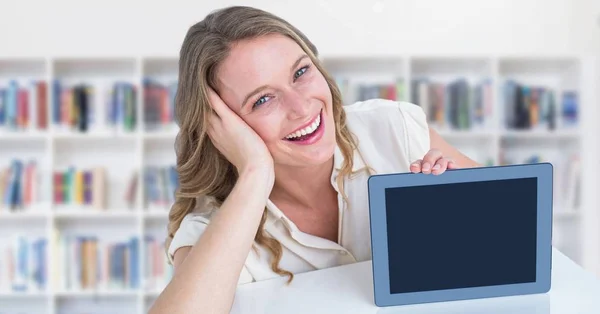 Mulher com tablet na Biblioteca — Fotografia de Stock