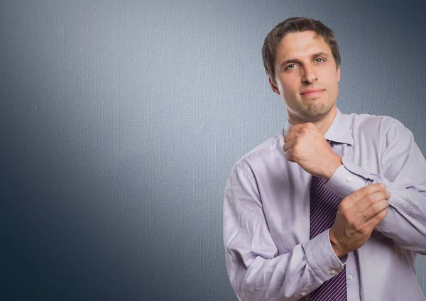 Uomo in camicia di lavanda braccio contro sfondo navy — Foto Stock