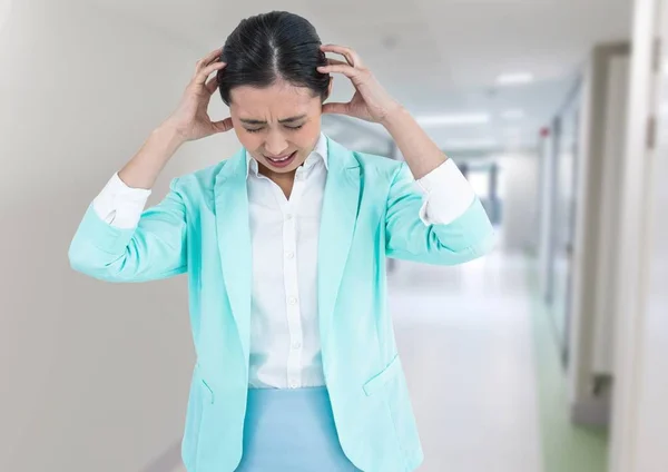 Mulher estressada no corredor — Fotografia de Stock