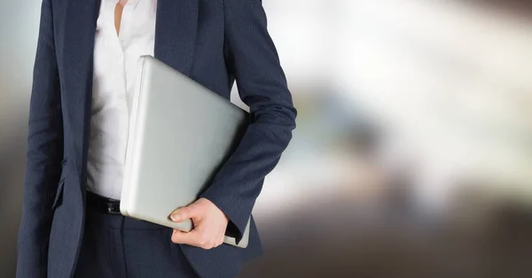 Obchodní žena prostřední část drží notebook — Stock fotografie