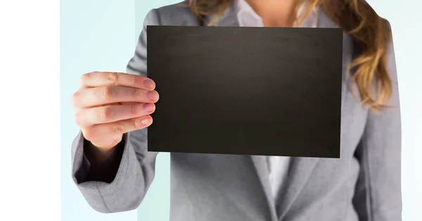 Üzletasszony kinyújtotta fekete üres kártya — Stock Fotó