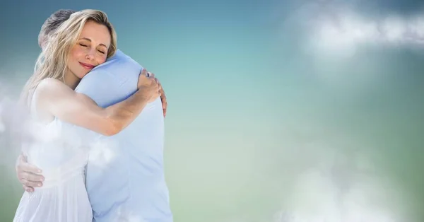 Pareja abrazándose contra las nubes —  Fotos de Stock