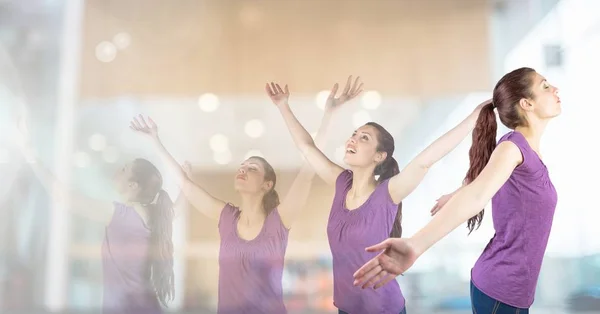 Mujer haciendo ejercicio estirando yoga en el gimnasio — Foto de Stock