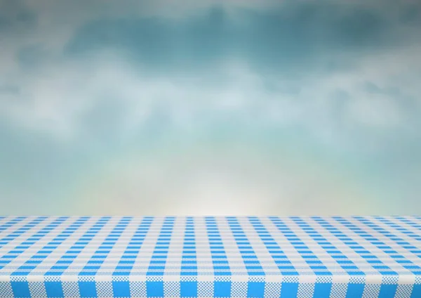 โต๊ะปิคนิคกับท้องฟ้าตอนเย็นสีฟ้า — ภาพถ่ายสต็อก