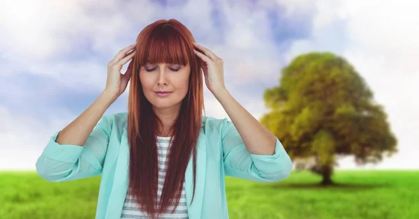 Nő Meditating pihentető mező és fa — Stock Fotó