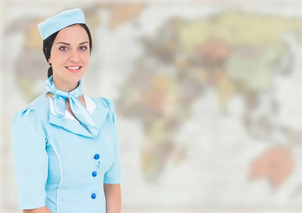Stewardess gegen unscharfe Landkarte — Stockfoto