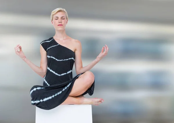 Mujer Meditando en paz —  Fotos de Stock