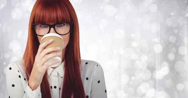 Närbild av kvinna med kaffekopp över ansiktet mot vita bokeh — Stockfoto